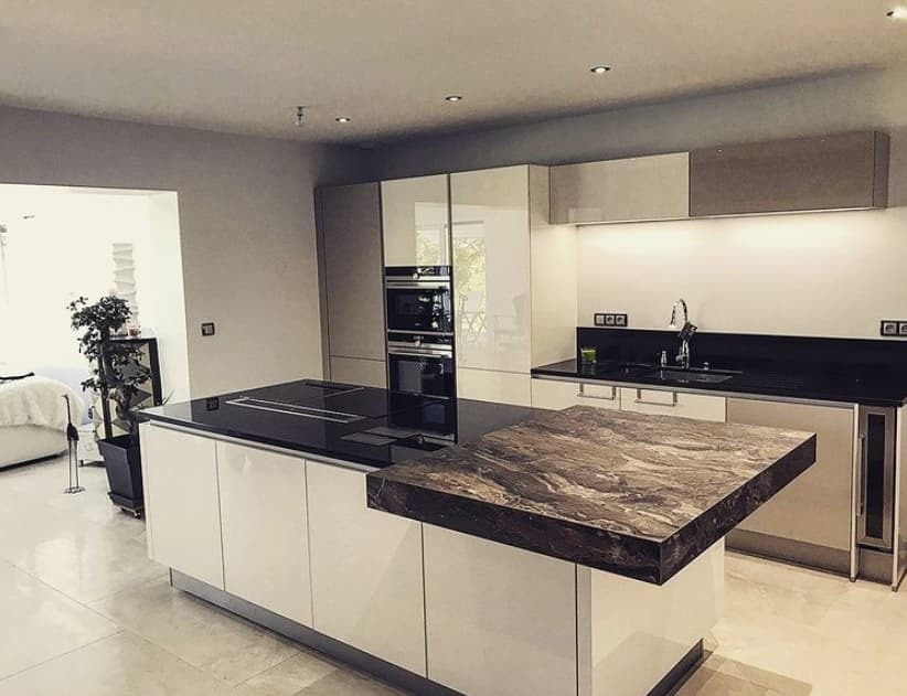 dg-cuisine-realisation-Bussy-Saint-Georges-cuisine-Italienne-blanche-plan-de-travail-ceramique-dekton-cosentino-noire