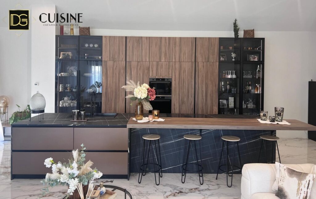 dg-cuisine-realisation-Enghien-les-Bains-cuisine-italienne-mur-de-colonnes-plan-de-travail-compact-01