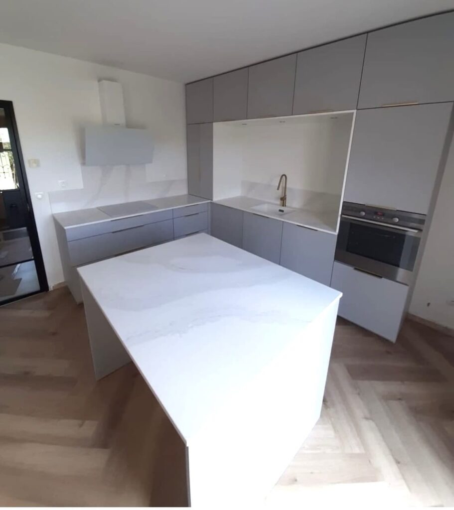 dg-cuisine-realisation-Guyancourt-cuisine-allemande-facades-grise-plan-de-travail-quartz-blanc-poignées-intégrées-01