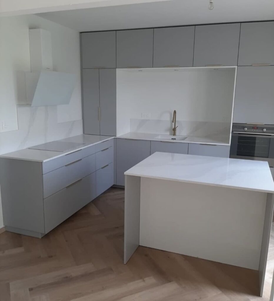 dg-cuisine-realisation-Guyancourt-cuisine-allemande-facades-grise-plan-de-travail-quartz-blanc-poignées-intégrées-02