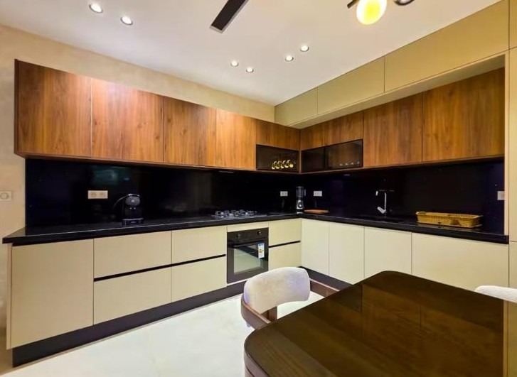 dg-cuisine-realisation-Sannois-cuisine-beige-et-bois-plan-de-travail-granit-noir-galaxy-03