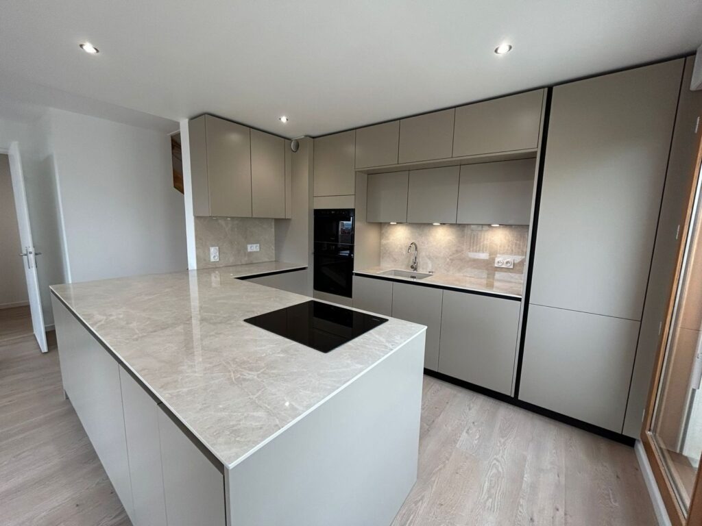 dg-cuisine-realisation-Vaucresson-cuisine-beige-plan-de-travail-ceramique-Dekton-Arga-02
