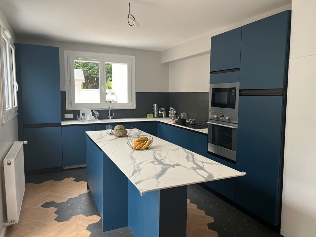 dg-cuisine-realisation-bry-sur-marne-cuisine-allemande-facades-bleu-sans-poignées-gorges-noires-plan-de-travail-Cosentino-Dekton-marbré-02