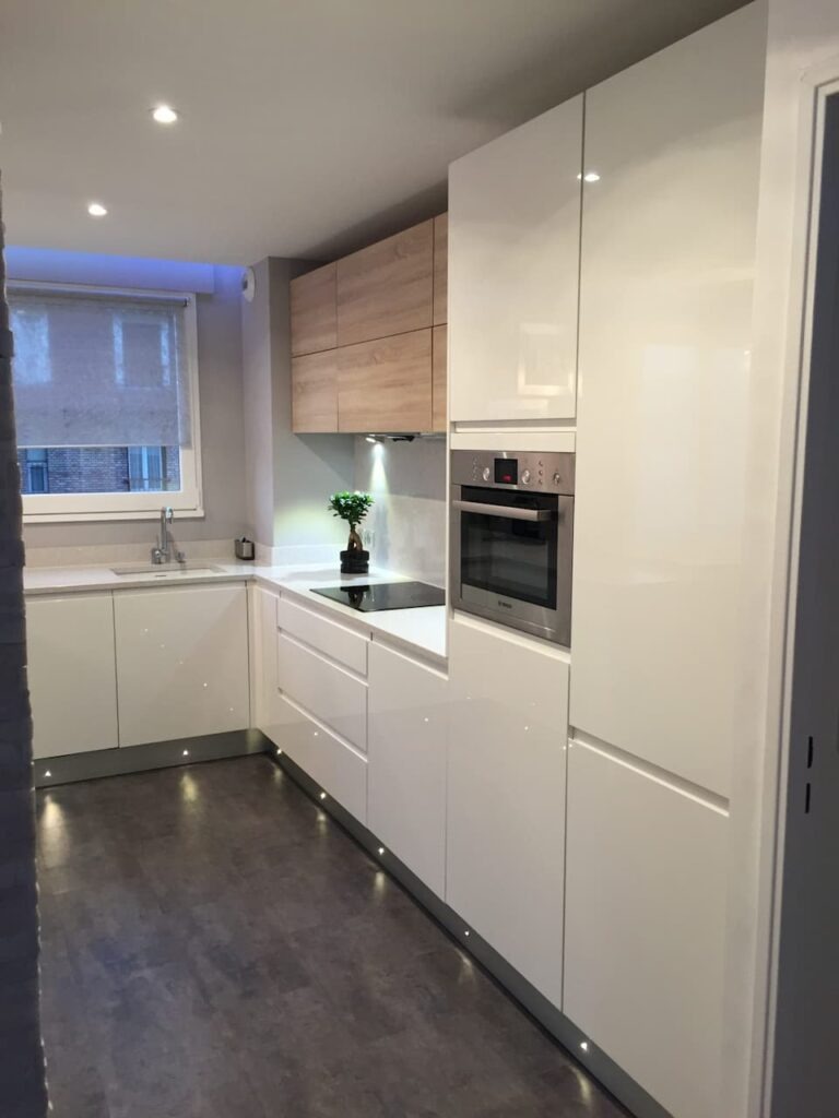 dg-cuisine-realisation-franconville-cuisine-blanche-sans-poignées-quartz-silestone-cosentino-02