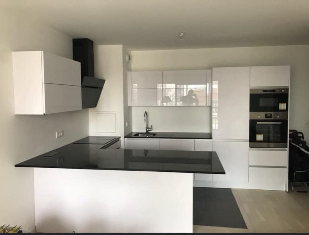 dg-cuisine-realisation-montmagny-cuisine-allemande-blanche-plan-de-travail-quartz-noir