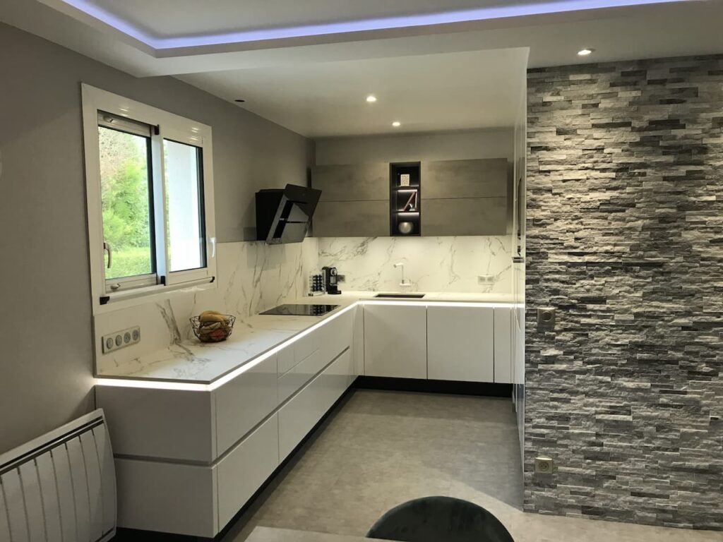 dg-cuisine-realisation-saint-mande-cuisine-allemande-bi-ton-blanche-gris-beton-plan-de-travail-quartz-cosentino-silestone-marbré-03
