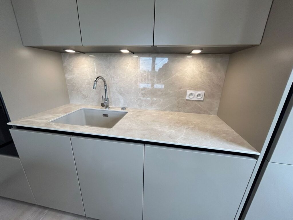 dg-cuisine-realisation-villejuif-cuisine-beige-plan-de-travail-ceramique-Dekton-Arga-03
