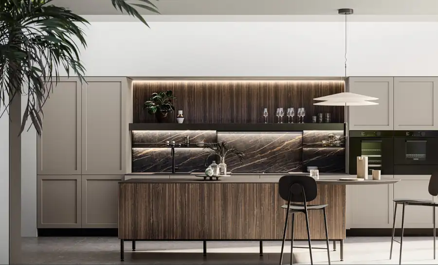 Façade de cuisine à cadre : le grand retour du style shaker 2 Îlot de cuisine à panneau cannelé en bois foncé et façades shaker greige, crédence en marbre sombre