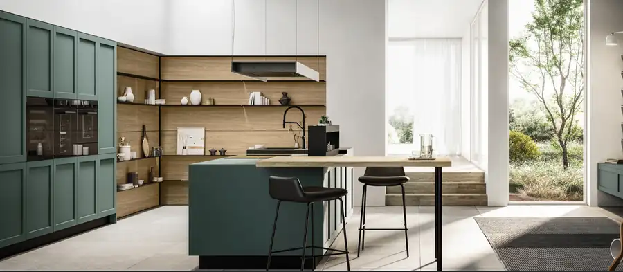 Façade de cuisine à cadre : le grand retour du style shaker 4 Cuisine à façades shaker vert sauge avec îlot en bois et étagères ouvertes