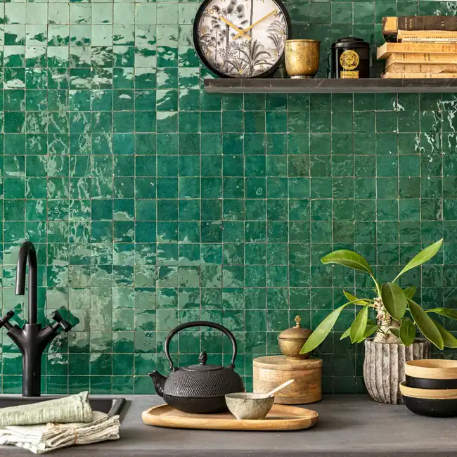 Le zellige dans la cuisine : le charme de l'imparfait 5 Crédence en zellige vert émeraude avec étagère bois, horloge et livres anciens