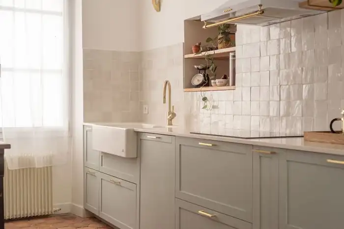 Le zellige dans la cuisine : le charme de l'imparfait 6 Crédence en zellige beige et vert sauge, cuisine claire et lumineuse