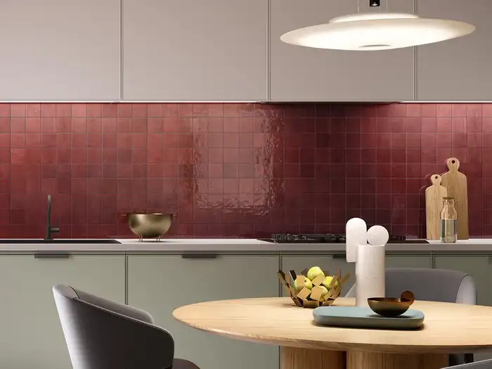 Le zellige dans la cuisine : le charme de l'imparfait 7 Crédence en zellige rouge terracotta dans une cuisine chaleureuse