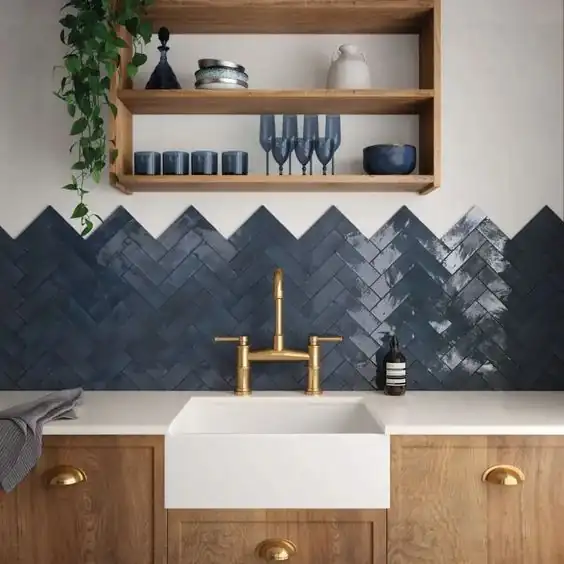Le zellige dans la cuisine : le charme de l'imparfait 8 Crédence en zellige bleu nuit posé en chevron, robinetterie laiton