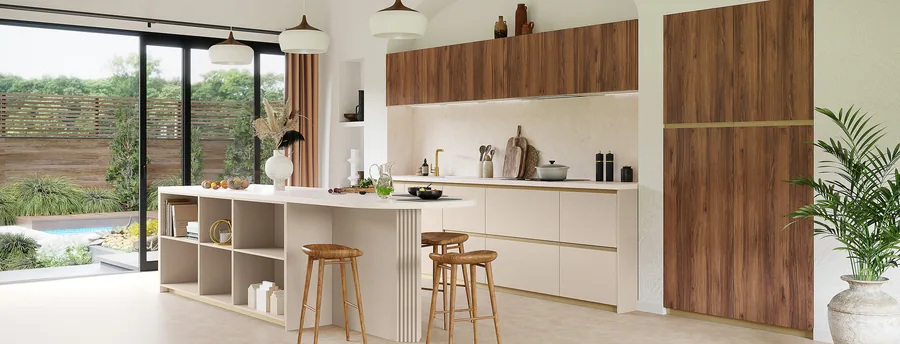 Cuisine Discac : fabrication française avec DG-Cuisine 3 Cuisine Discac beige et bois avec îlot, rangements ouverts et grandes colonnes
